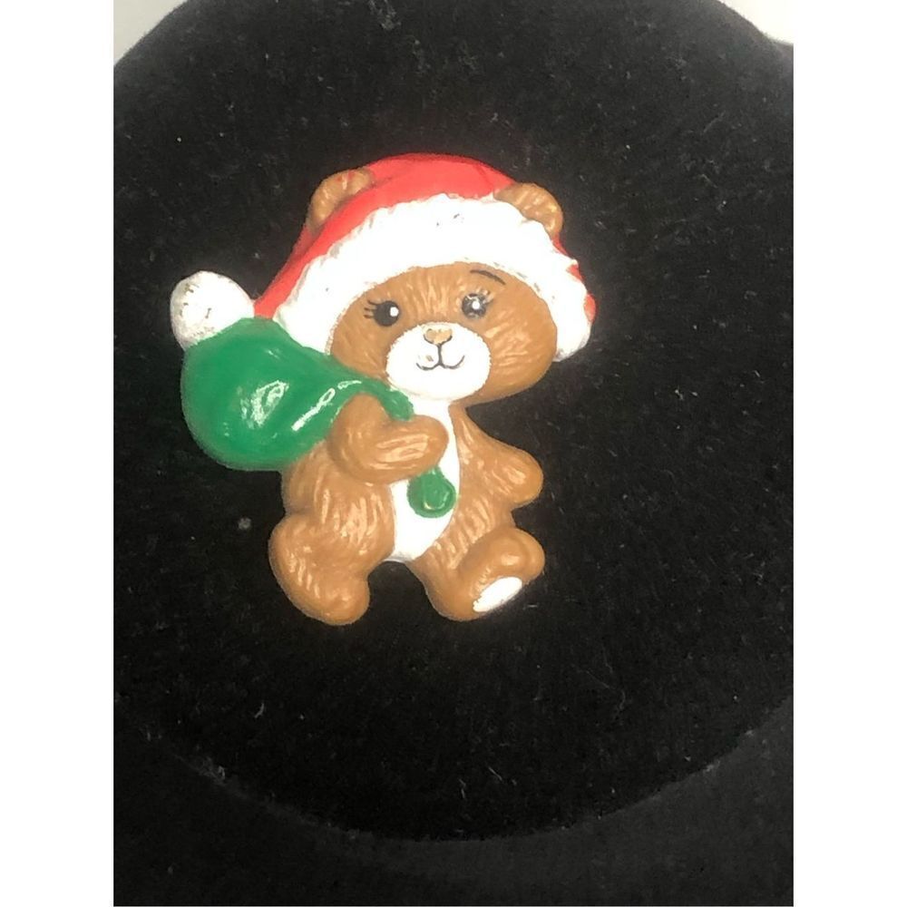 vtg russ christmas pin teddy bear santa hat green bag brooch plastic 1.5 inch